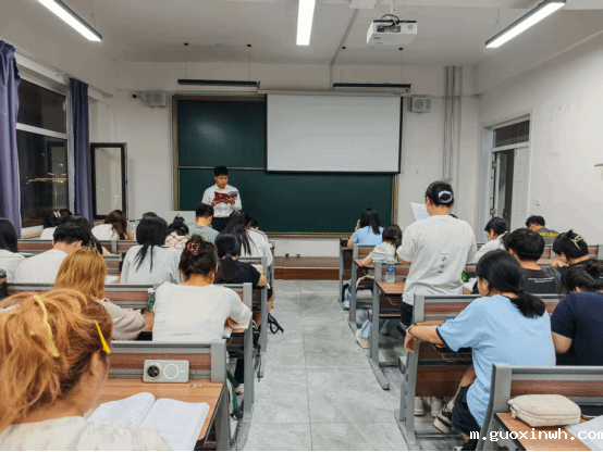 【新生特辑】| 马克思主义学院开展25级新生职业规划教育与新生手册解读专项活动